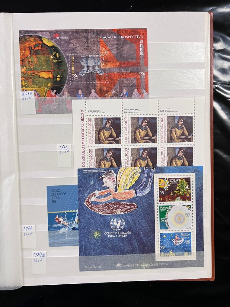 世界  - 非常漂亮的Uitzoeker Wereld相册，共两册，包含许多未邮寄的邮票。 #1.0