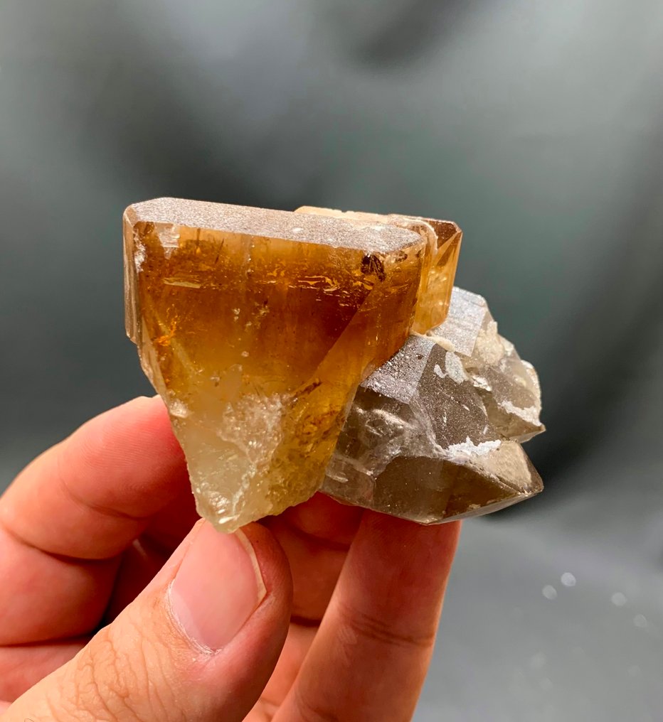 无底价黄玉水晶标本，含烟色石英，蜂蜜棕色，重570克拉 黄玉水晶与石英 - 高度: 60 mm - 宽度: 35 mm- 114 g - (1) #1.0