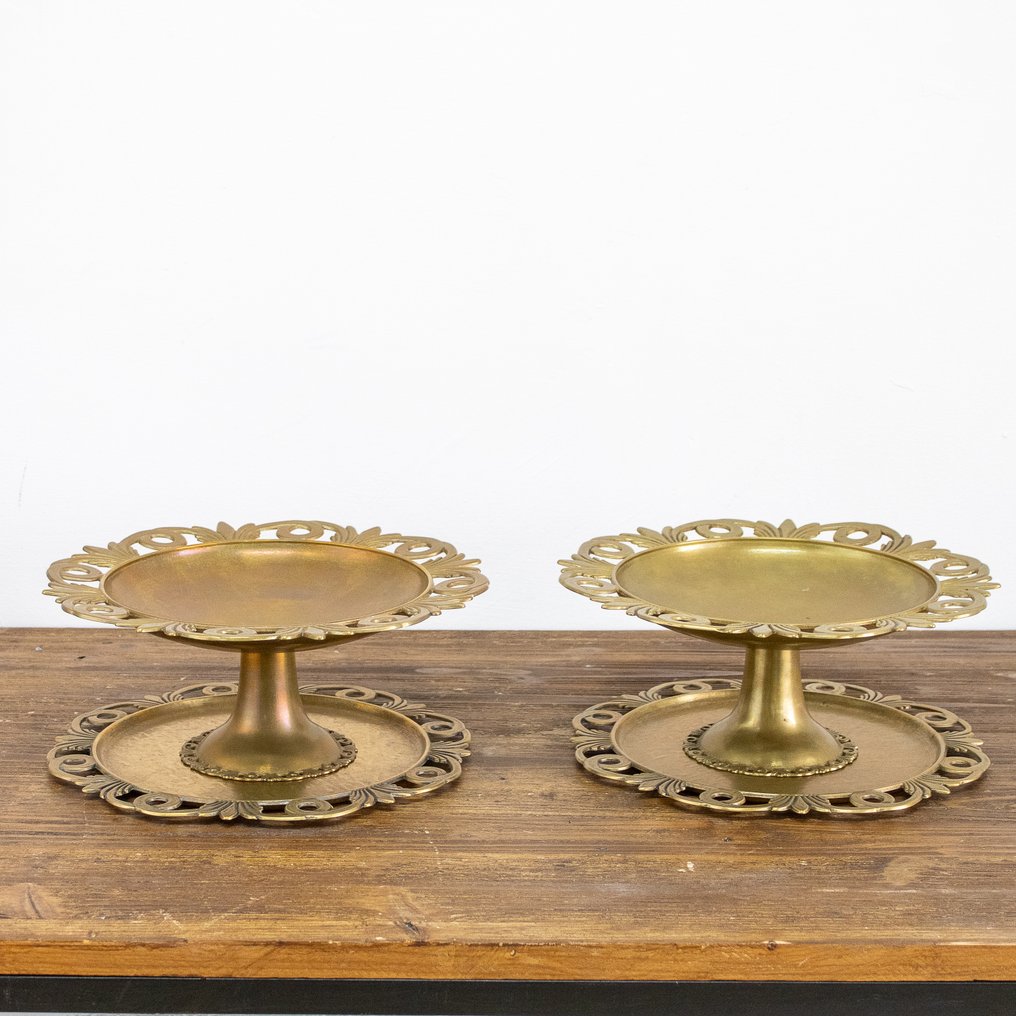 Centrepiece (4) - Lift with coordinated plates.  - Brass - scroll decorations #1.0