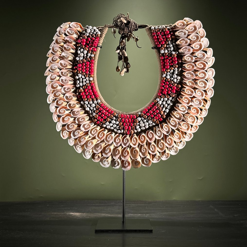 Διακοσμητικό στολίδι - NO RESERVE PRICE - SN18 - Wonderful Decorative Shell Necklace on a custom stand - Παπούα Νέα Γουινέα #2.1