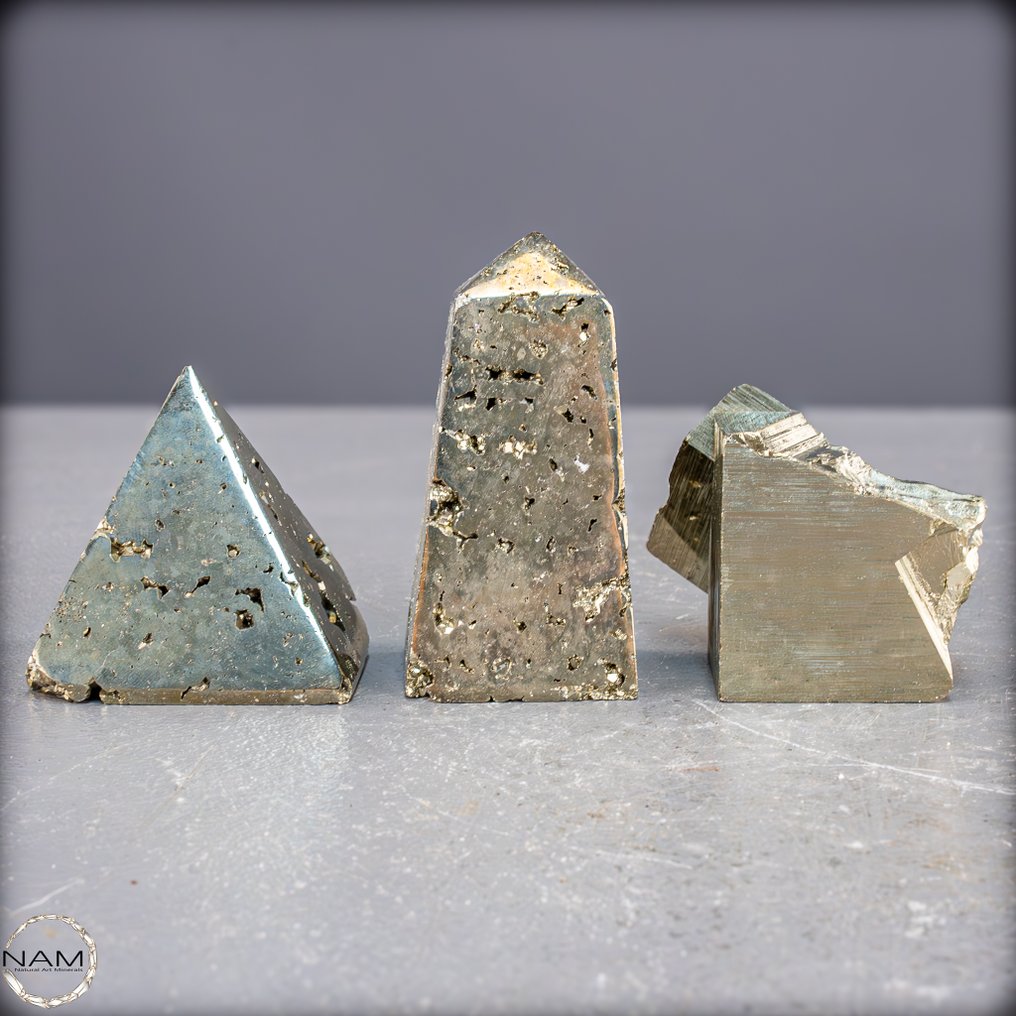 Exclusief pyriet-set – Druse, piramide en obelisk in stralende goudlook- 664.05 g - (3) #1.0