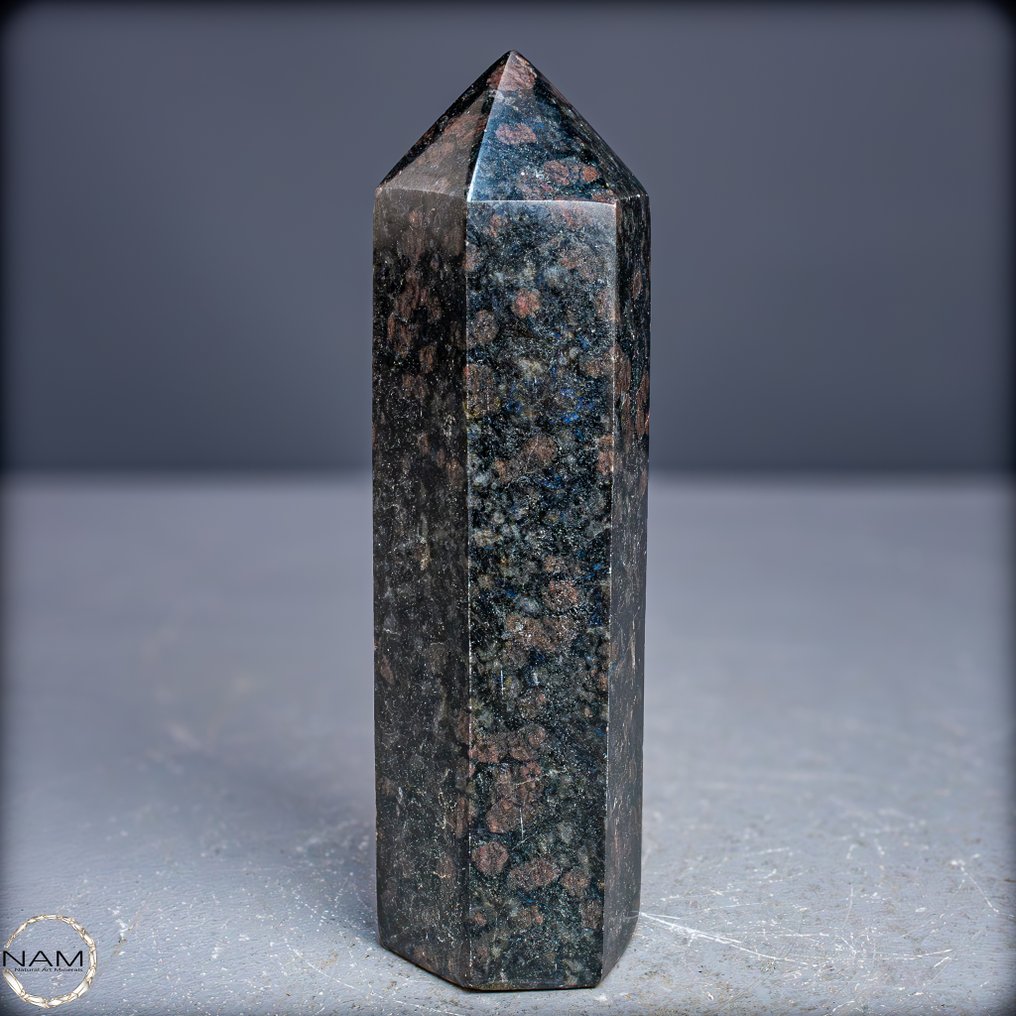 自然的Arfvedsonit方尖碑 – 稀有的暗色结构，含有石榴石包裹体- 707.42 g #2.1