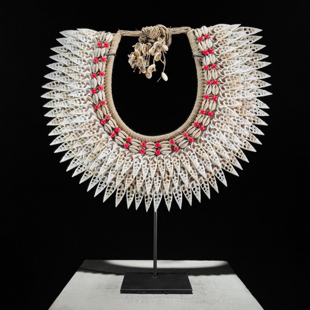 Διακοσμητικό στολίδι - NO RESERVE PRICE - SN12 - Decorative Shell Necklace on custom stand - Παπούα Νέα Γουινέα #2.1