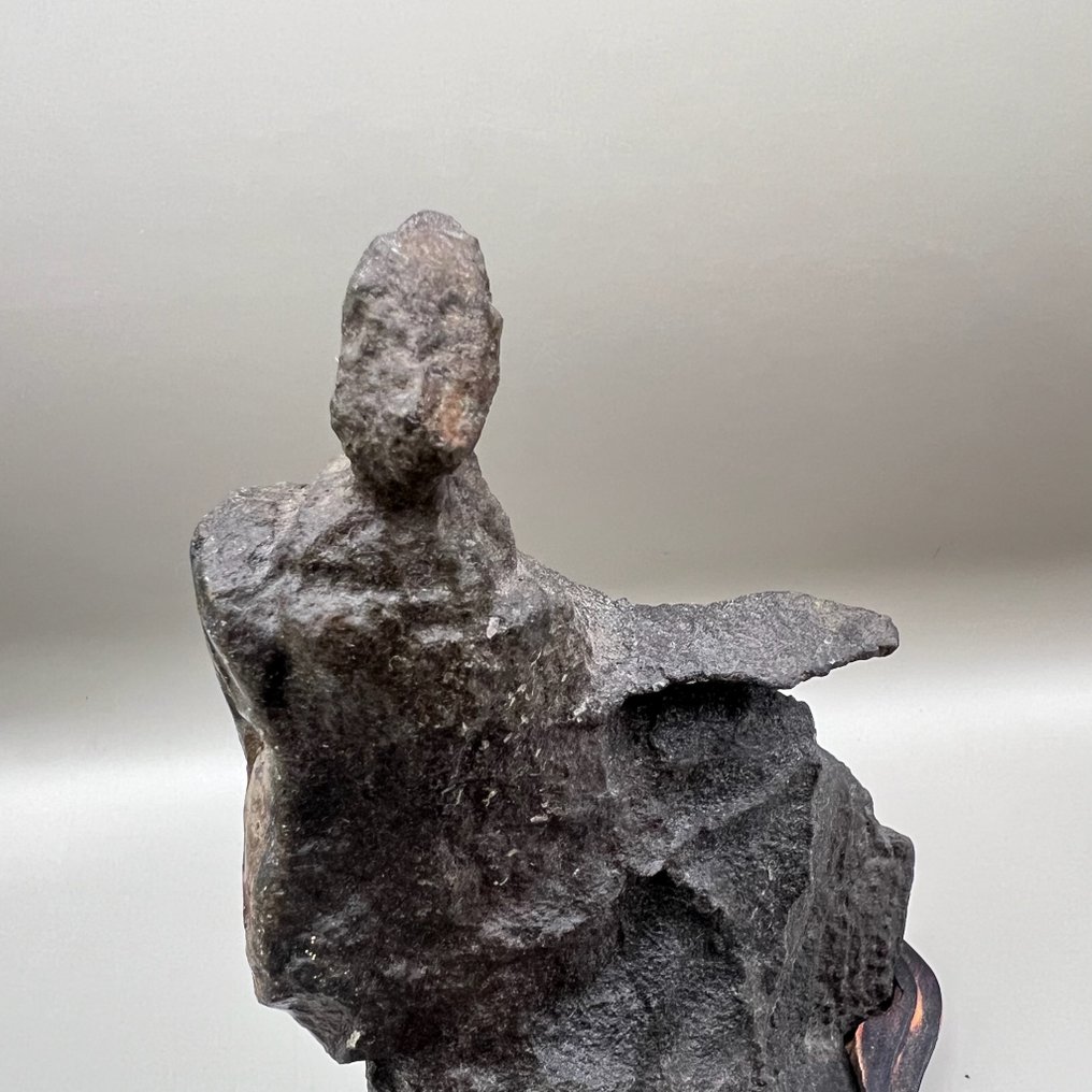 陡峭悬崖形态的水石观赏石，配有定制雕刻木底座 - 石 - 日本 - 昭和年代(1926-1989) #3.2