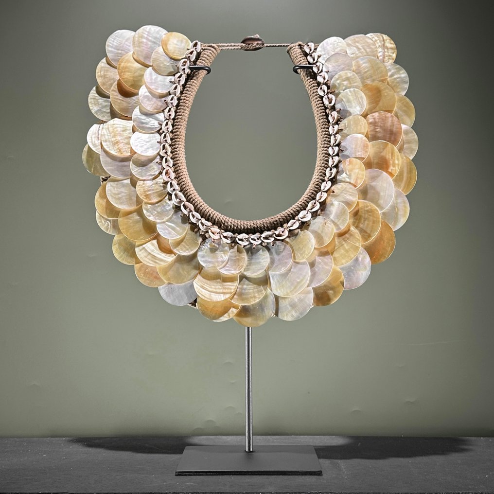 Διακοσμητικό στολίδι - NO RESERVE PRICE - SN19 - Decorative Shell Necklace on custom stand - Παπούα Νέα Γουινέα #2.1