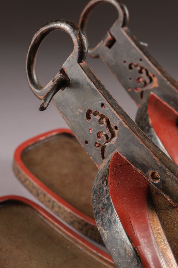 Abumi 鐙(马镫) - 铁,漆 - 日本 - 江户时代后半期(18世纪/19世纪上半叶) #3.2