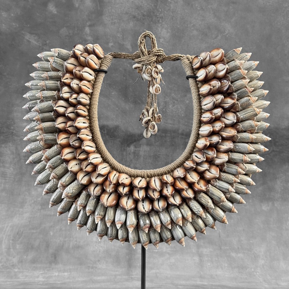 Διακοσμητικό στολίδι - NO RESERVE PRICE - SN3 - Stunning Decorative Shell Necklace on a custom stand - Παπούα Νέα Γουινέα #2.1