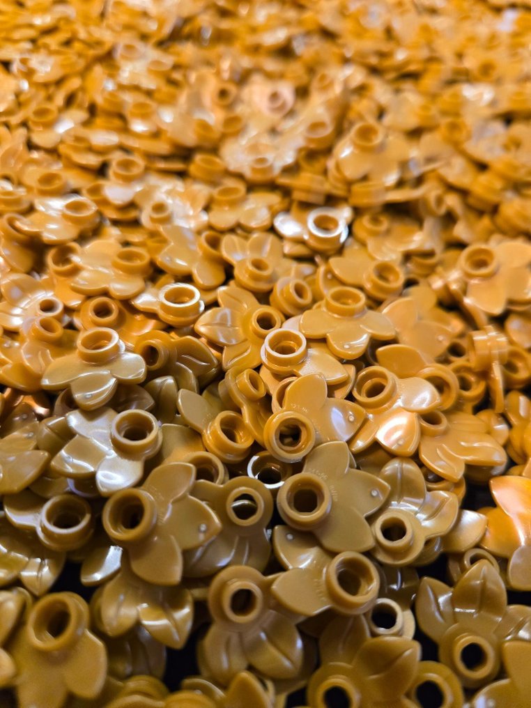 LEGO - Toy New Plant Plate Round 1 x 1 with 3 Layered Leaves Chrome Gold 1050pcs #1.0