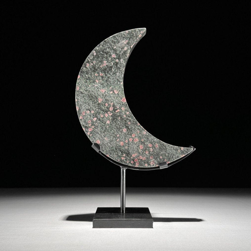 无底价 - 美丽的红色Maligano Jasper 新月形，配有定制支架 - 高度: 28.2 cm - 宽度: 17.5 cm- 1800 g - (1) #2.1