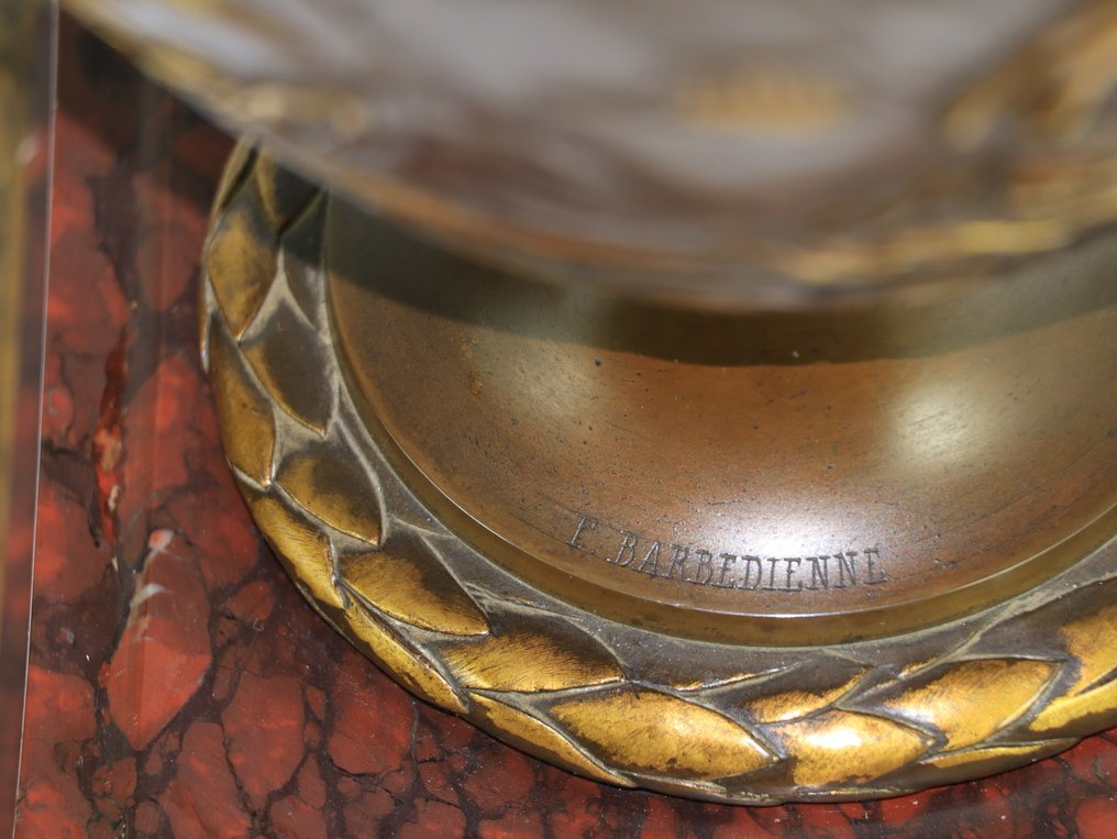 Ferdinand Barbedienne - Vaske med lokk (2) - Neoklassiske ornamenter med allegoriske scener – modell kalt « à la Clodion » (type Campana) - Bronse, Marmor - Par av monumentale urner (h. 50,5 cm) #2.1