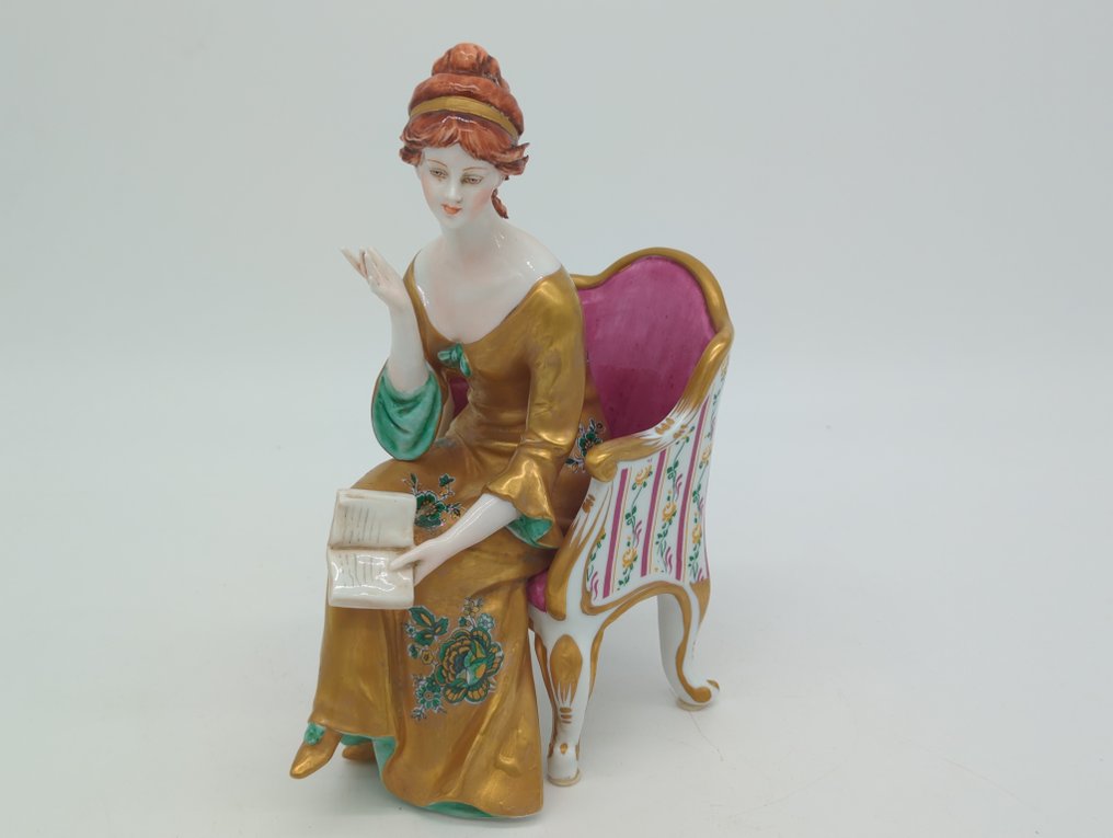 Tiche - Figure - Sitzende Dame mit Buch - Porcelain #1.0