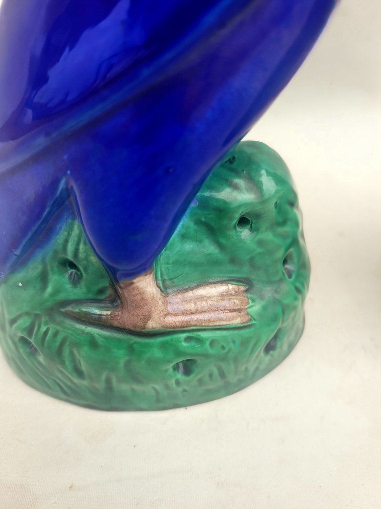 Veistos, Pair of figurines representing parrots standing on a green base - 21 cm - Keraaminen, Lasite #3.2