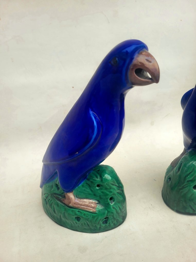 Veistos, Pair of figurines representing parrots standing on a green base - 21 cm - Keraaminen, Lasite #1.0