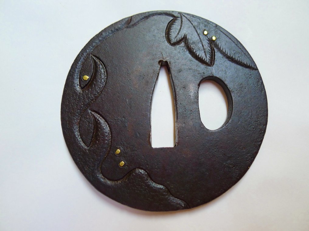 Όμορφο μοτίβο φύλλου λουλουδιού tsuba με κουτί. - Ιαπωνία - Τέλη της περιόδου Edo #2.1