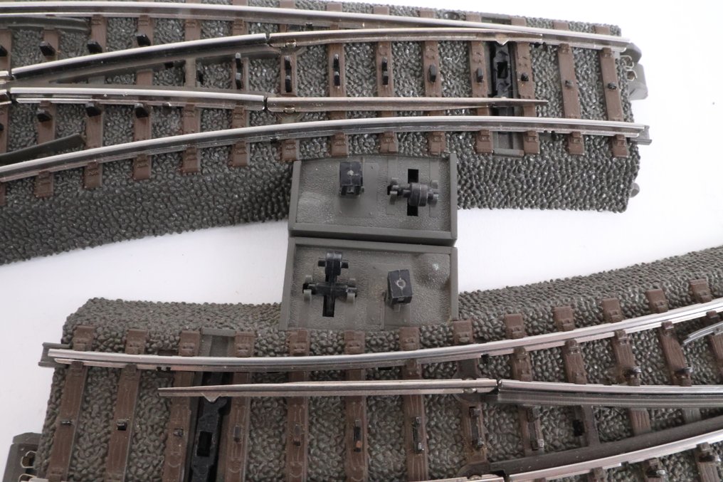 Märklin H0 - 24671/24672 - Model train tracks (4) - C-rails curved switches: 2x left, 2x right with drive and lantern. #4.3