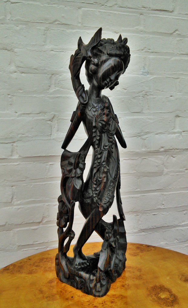 XL巴厘舞者穿着传统服饰，佩戴花朵和鸟类。 - 印度尼西亚  (没有保留价) #3.2