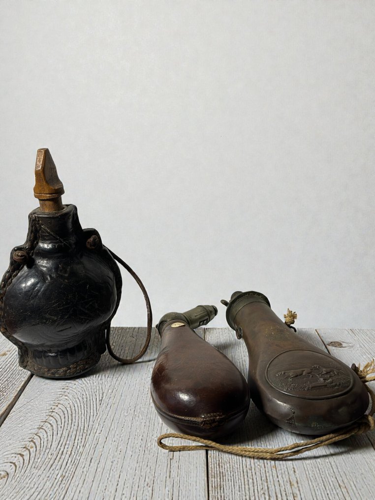 Skulptur, Lot de 3 poire à poudre - 20 cm - Läder, Mässing, Metall #1.0