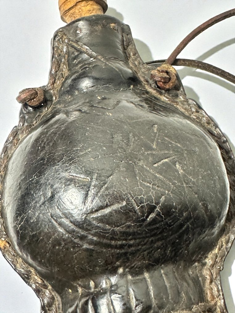 Skulptur, Lot de 3 poire à poudre - 20 cm - Läder, Mässing, Metall #4.3