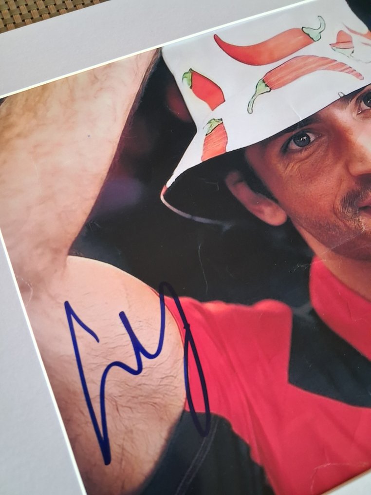 Ferrari - 2023 - Καπέλο bucket με chili και αυτόγραφο του Carlos Sainz. #1.0