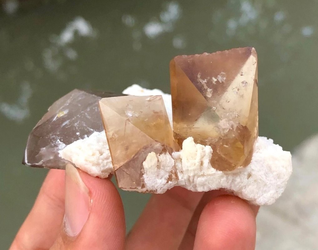 Δείγμα κορυφαίου ζαφείρι με καπνιστό χαλαζία, επιλογή συλλέκτη. Κρίσταλ στη μήτρα - Ύψος: 70 mm - Πλάτος: 60 mm- 109 g - (1) #2.1