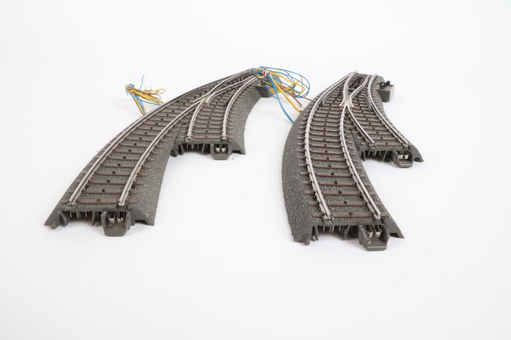 Märklin H0 - 24671/24672 - Model train tracks (4) - C-rails curved switches: 2x left, 2x right with drive and lantern. #3.2