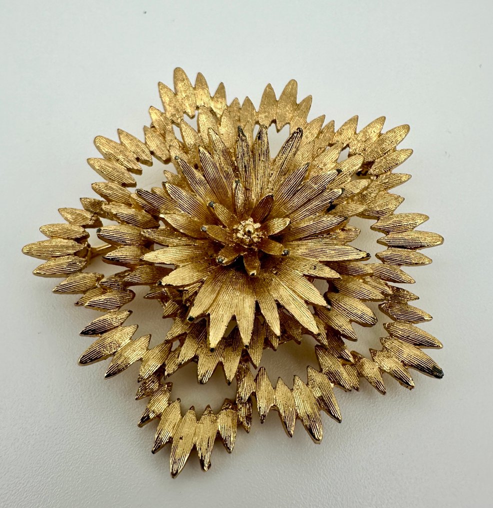 Monet - Collection “Marchesa” – Gestufte Blumenbrosche - Goldplattiert - Buchstück - 1966 - Brosche #1.0