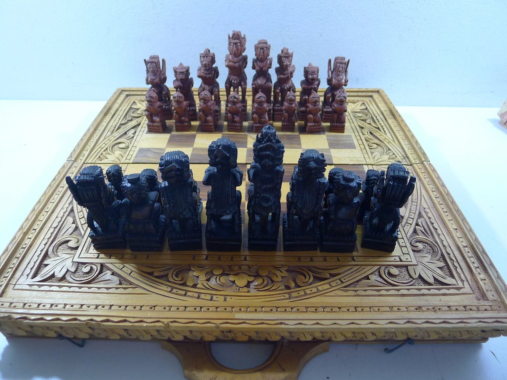 Jeu d'échecs Indonesien de Bali avec des piéces merveilleusement sculptés coffret echiquier - Chess set - teck #2.1