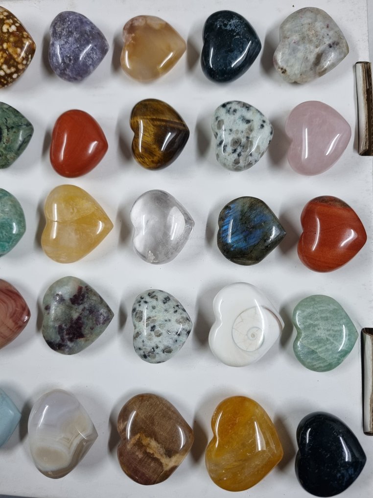 Large lot with hearts, different minerals, 4.4 to 3 cm. Heart- 694 g - (40) #1.0