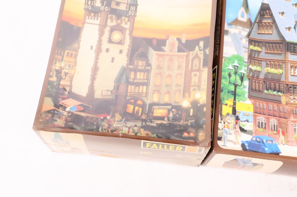Faller H0 - B-922/B-912 - Modellvonat építőkészletek (2) - Két építőkészlet: Martinstor Freiburg i. Br. és 2 városi ház. #3.2