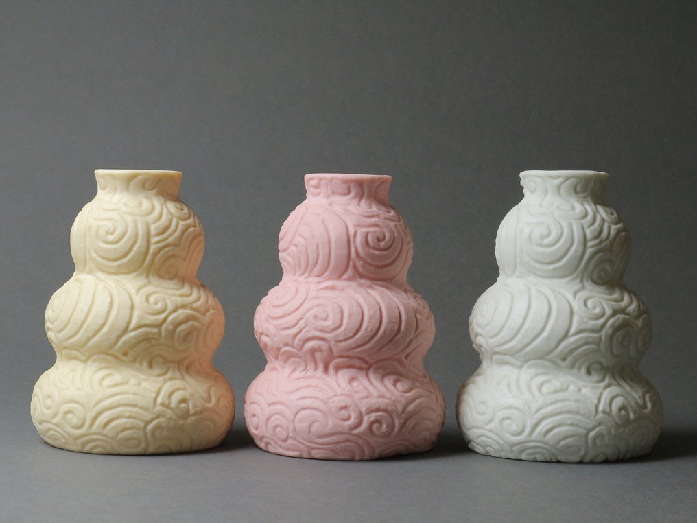 Vase - Deep Carved Pattern Design Art Object by Jinnai Sakata (坂田甚内) - Japan  (No Reserve Price) #2.1