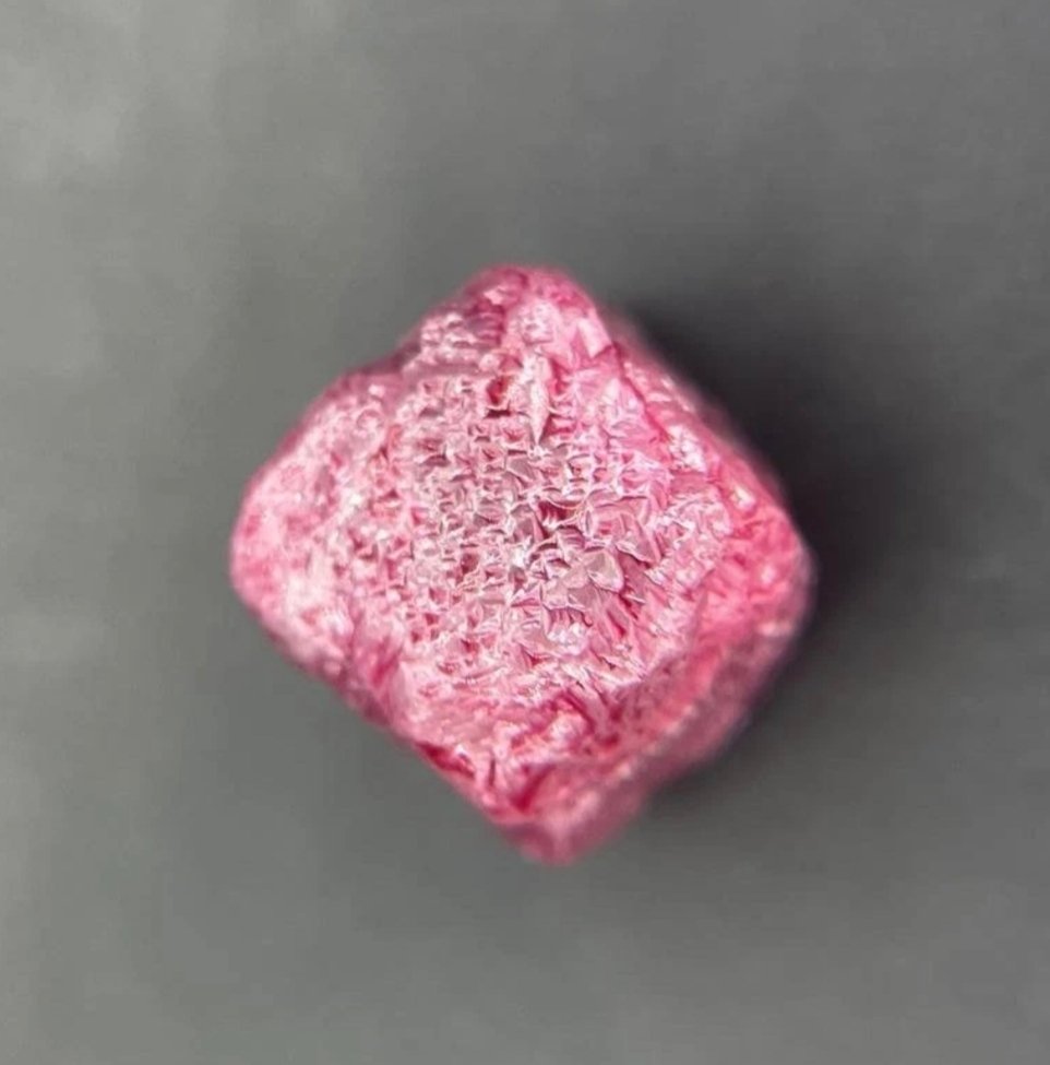 Χωρίς τιμή ελάχιστης αποδοχής: Υπέροχος ακατέργαστος διαμάντης 0,72 καρατίων ροζ χρώματος Τραχύς - Ύψος: 3 mm - Πλάτος: 3 mm- 0.14 g - (1) #1.0