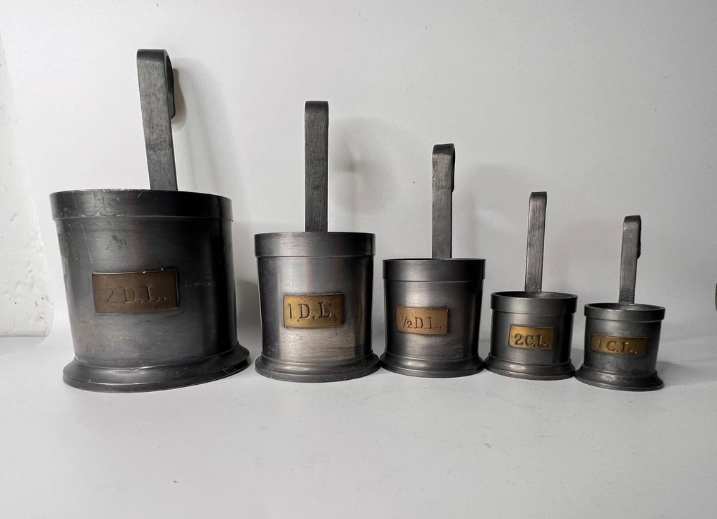 Kubek z podziałką (5) - Pewter - Zestaw 5 miedzianych miar do pomiaru, zawiera 1/2, 1, 2 decylitry oraz 1, 2 centylitry. #1.0