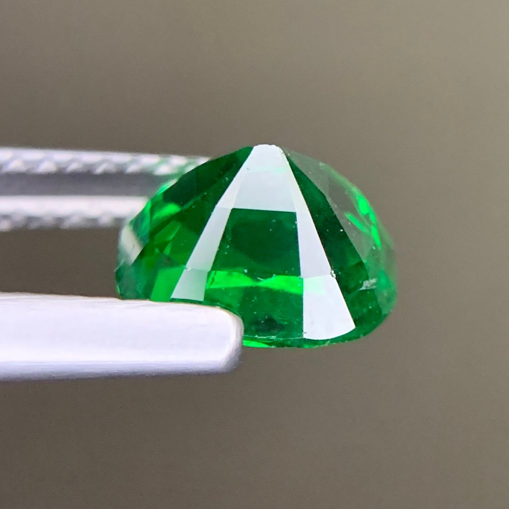 Fără preț de rezervă - 1 pcs  Verde Tsavorite  - 2.33 ct - Asociația internațională de pietre prețioase colorate (ICA GemLab) - Tsavorite Garnet #4.3