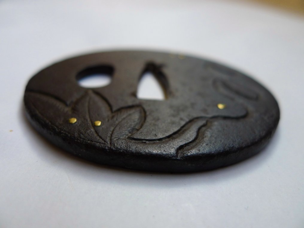 Όμορφο μοτίβο φύλλου λουλουδιού tsuba με κουτί. - Ιαπωνία - Τέλη της περιόδου Edo #4.3