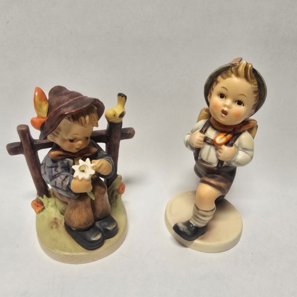 Goebel - 小塑像 - Hummel #174 - She Loves Me - TMK5 & Hummel #82/0 - School Boy - TMK5 (2) - 瓷器 #1.0