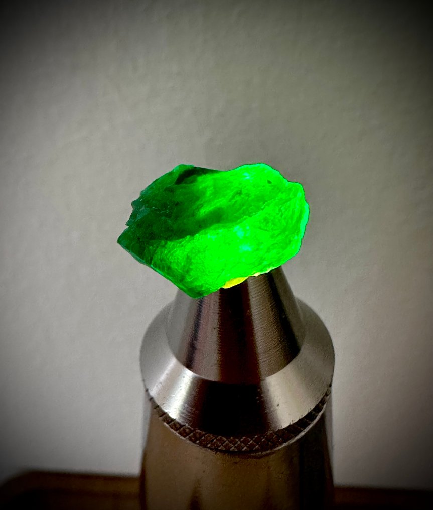 Σμαράγδι Ακατέργαστο. 9,70 Ct. Μεγάλος πράσινος σπάνιος σμαραγδένιος κρύσταλλος. %100 ειδικό κομμάτι! - Ύψος: 16 mm - Πλάτος: 11 mm- 1.94 g #1.0