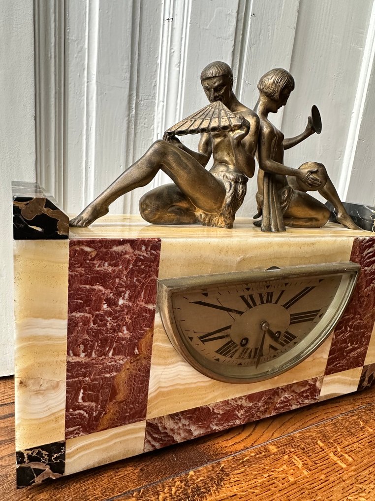 Manttelikello hahmoilla - Art Deco marmoria, onyksia ja metallia - 1920-1930 #4.3