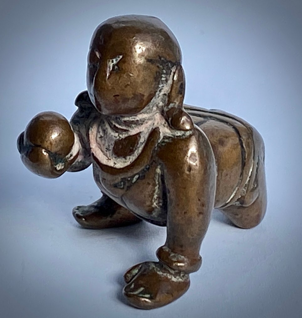 拉杜·高帕尔（Bāla Krishna）以爬行姿势持奶油球的雕像，18世纪，印度 - 失蜡铜合金铸造 - 印度 - 蒙兀兒帝國 (1526-1857) #1.0