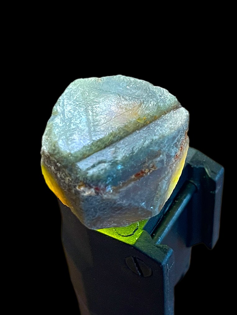 Saphir Atemberaubendes Stück! Extrem seltenes Multicolor-Saphir. 138,5 Ct. Hexagonal, 100 % besonders. - Höhe: 30 mm - Breite: 24 mm- 27.7 g #1.0