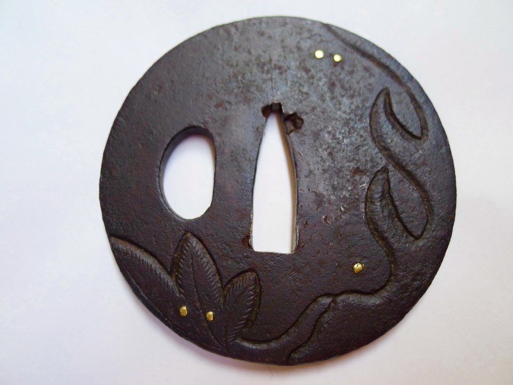 Όμορφο μοτίβο φύλλου λουλουδιού tsuba με κουτί. - Ιαπωνία - Τέλη της περιόδου Edo #1.0