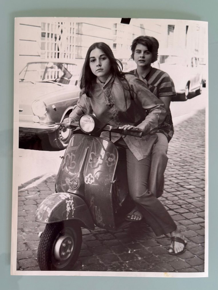 Romina e Taryn Power su vespa 50 - Romina e Taryn Power su vespa 50 #1.0