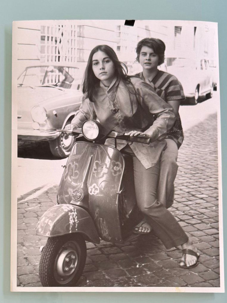 Romina e Taryn Power su vespa 50 - Romina e Taryn Power su vespa 50 #1.0