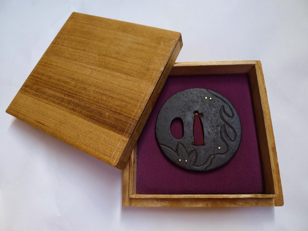 Όμορφο μοτίβο φύλλου λουλουδιού tsuba με κουτί. - Ιαπωνία - Τέλη της περιόδου Edo #1.0