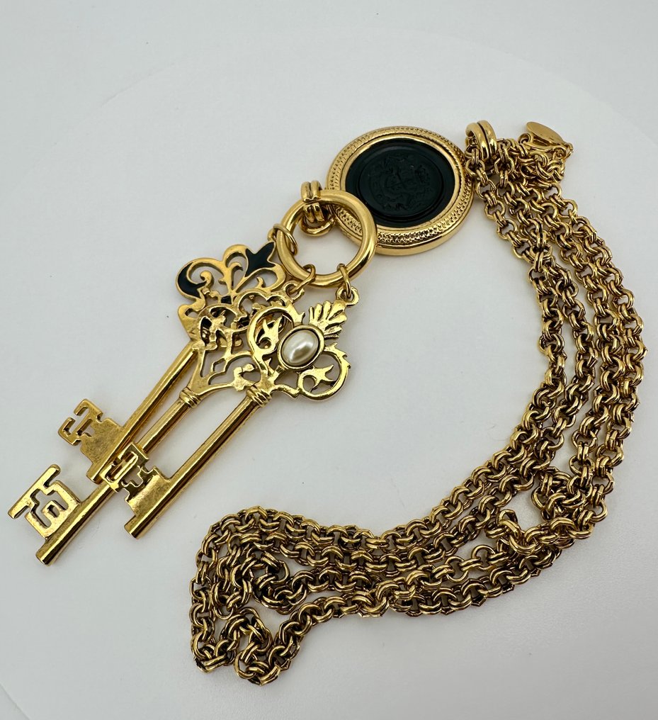 Joan Rivers - La collezione Classics – Collana a chiave con medaglione intaglio – Pezzo libro - Fine anni '90 - Collana #2.1