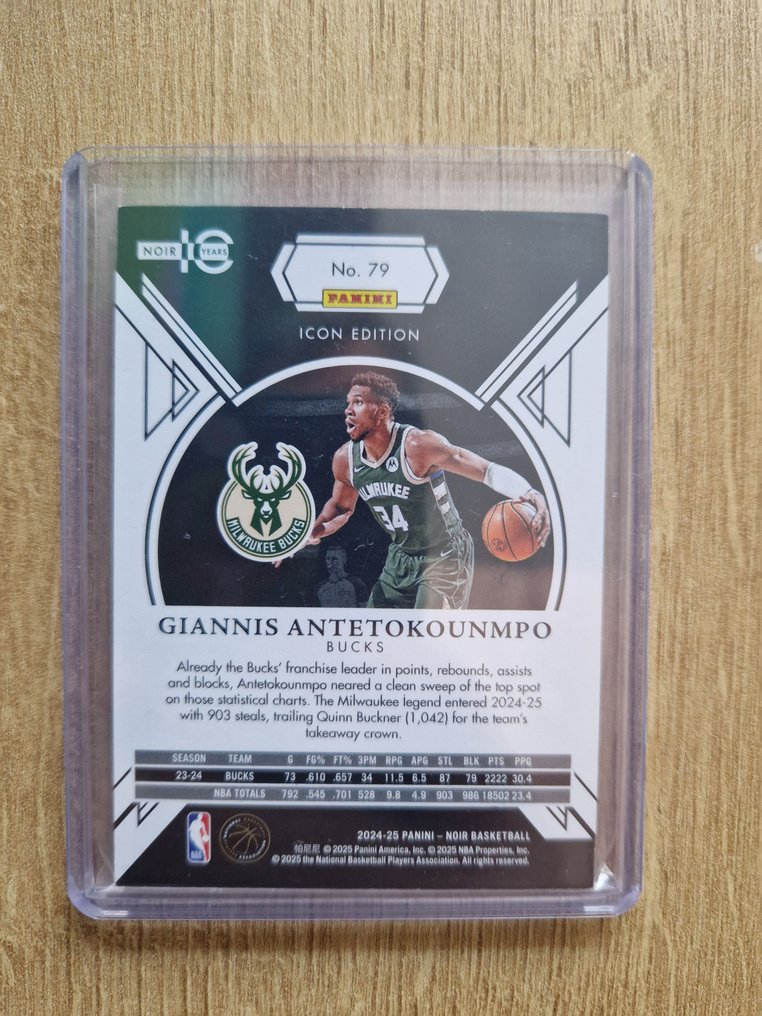 2024/25 Panini Noir Giannis Antetokounmpo /49 Icon Edition - 1 Card - Erinomainen (EX) #2.1