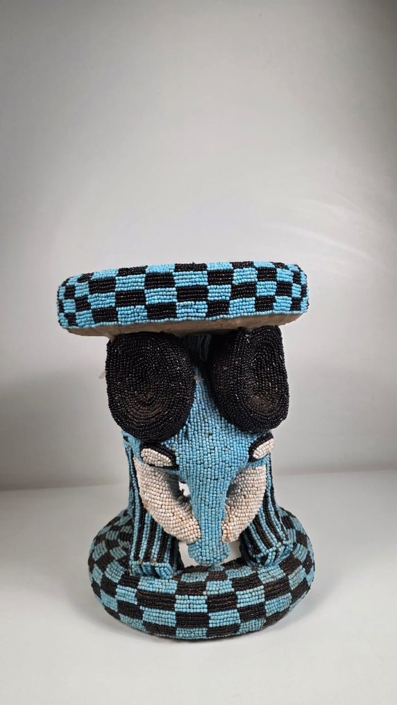 Puu jakkara ja helmet - Bamileke - Kamerun  (Ei pohjahintaa) #1.0