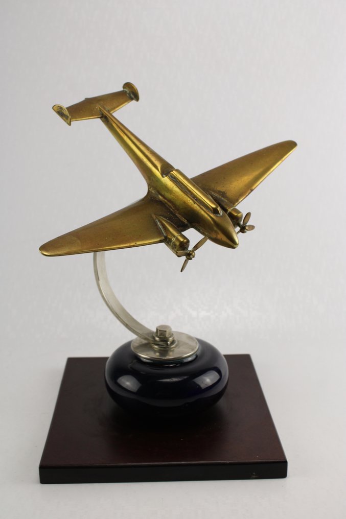 Φιγούρα - Ένα χάλκινο κλασικό μοντέλο αεροπλάνου σε ένα κομψό ξύλινο βάθρο. #1.0