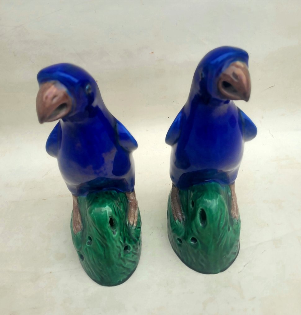 Veistos, Pair of figurines representing parrots standing on a green base - 21 cm - Keraaminen, Lasite #4.3