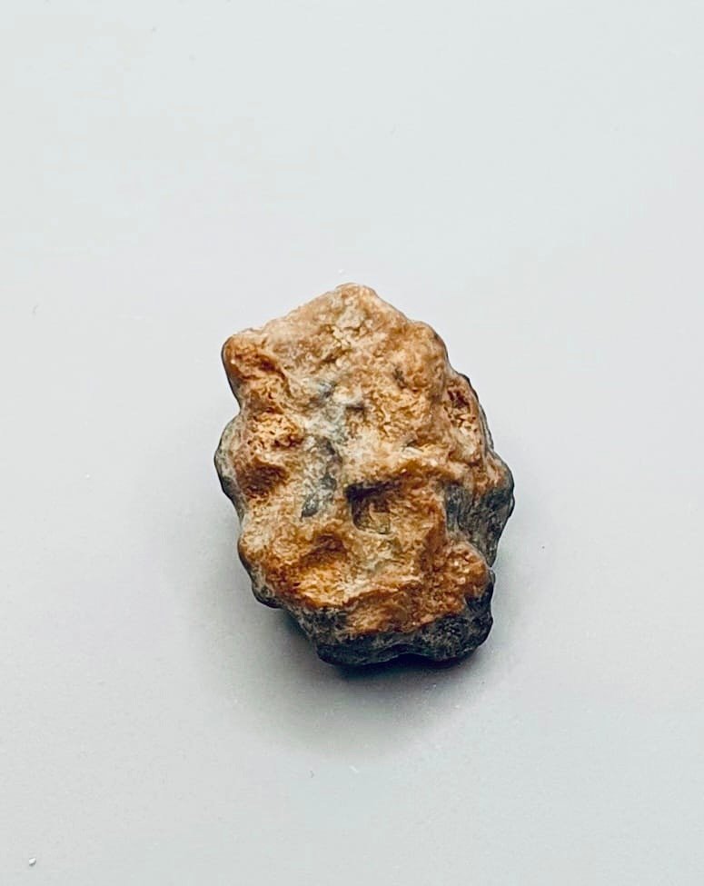 Lunar meteorite Achondrite - NWA 15018 - Height: 15 mm - Width: 10 mm - 1.72 g - (1) #3.2