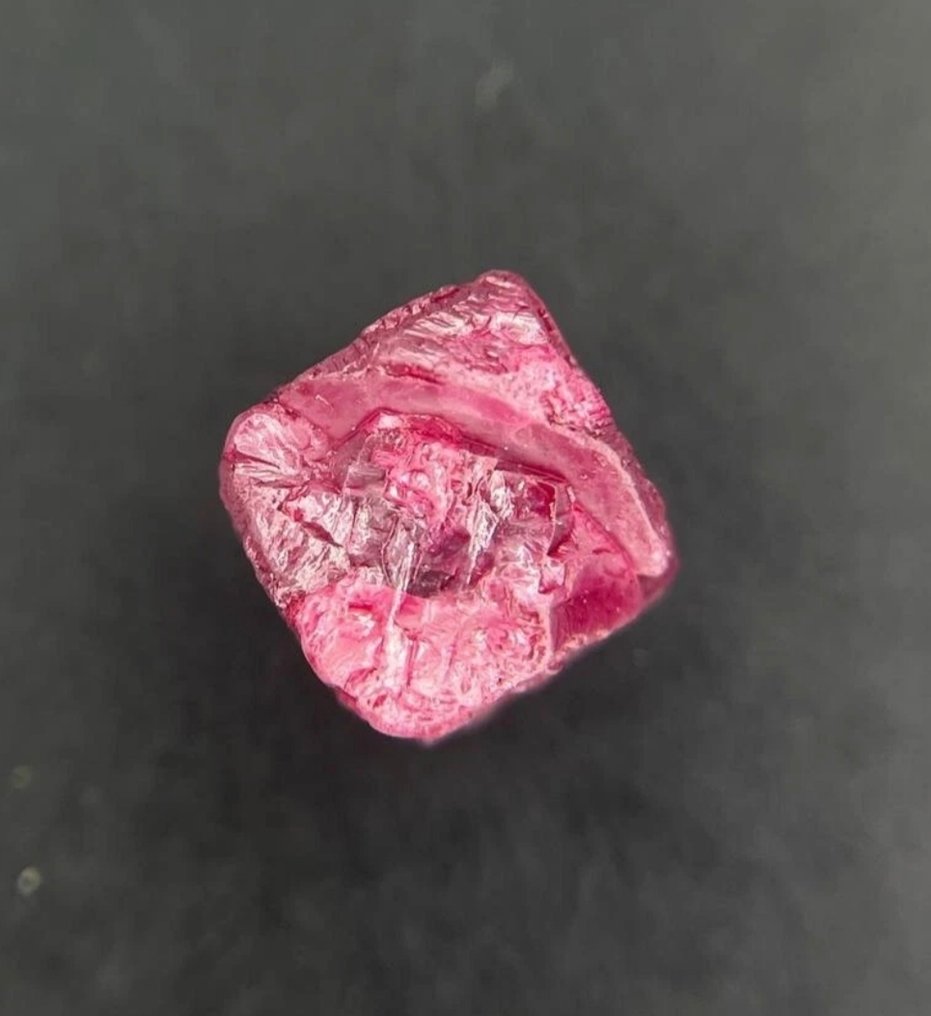 Χωρίς τιμή ελάχιστης αποδοχής: Υπέροχος ακατέργαστος διαμάντης 0,72 καρατίων ροζ χρώματος Τραχύς - Ύψος: 3 mm - Πλάτος: 3 mm- 0.14 g - (1) #2.1